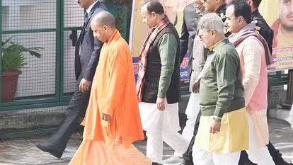 अयोध्या पहुंचे सीएम योगी