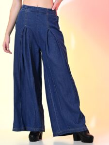 TRENDY JEANS: सालों से फैशन में बनी हुई है जींस