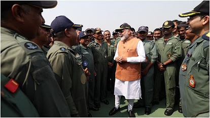 Operation Sindoor: सेना के साहस को सलाम करने आदमपुर एयरबेस पहुंचे पीएम मोदी; पाकिस्तान के झूठ का किया पर्दाफाश