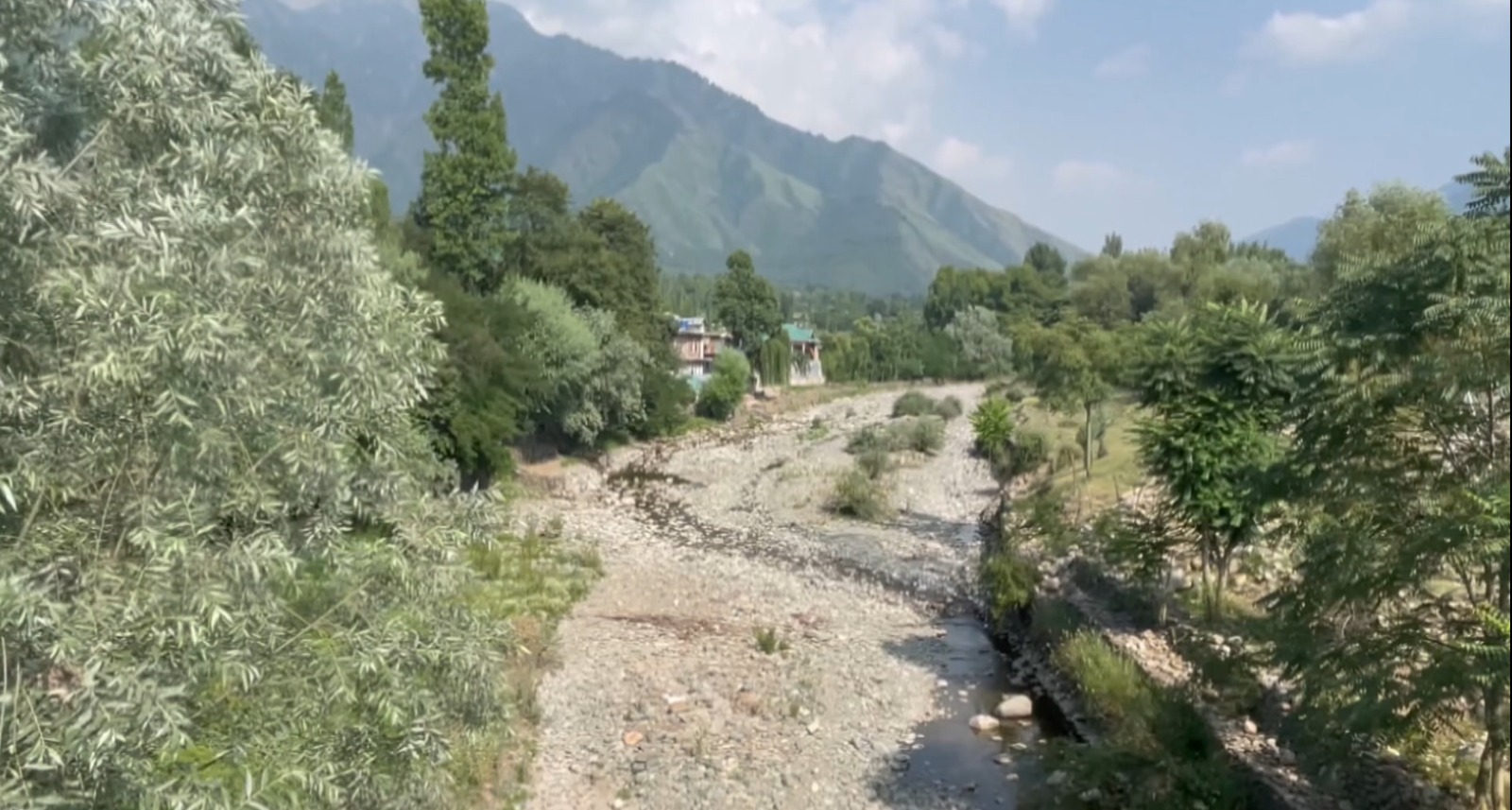 उम्मीद से पहले ही सूख गए हैं प्राकृतिक जल स्रोत