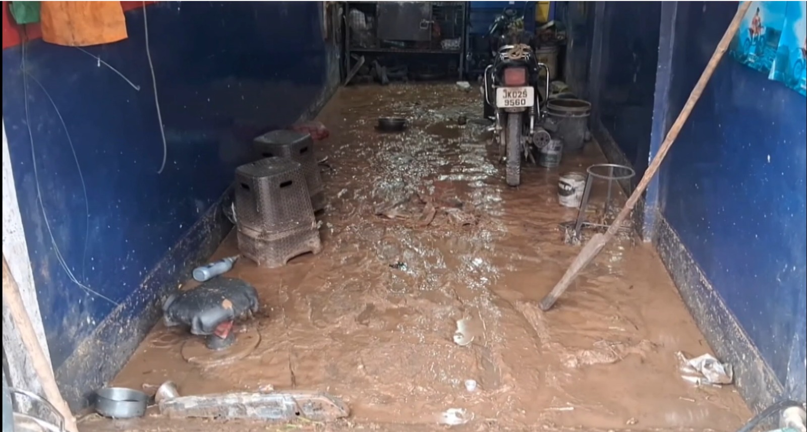 भारी बारिश के बाद राजौरी के घरों और दुकानों में घुसा पानी