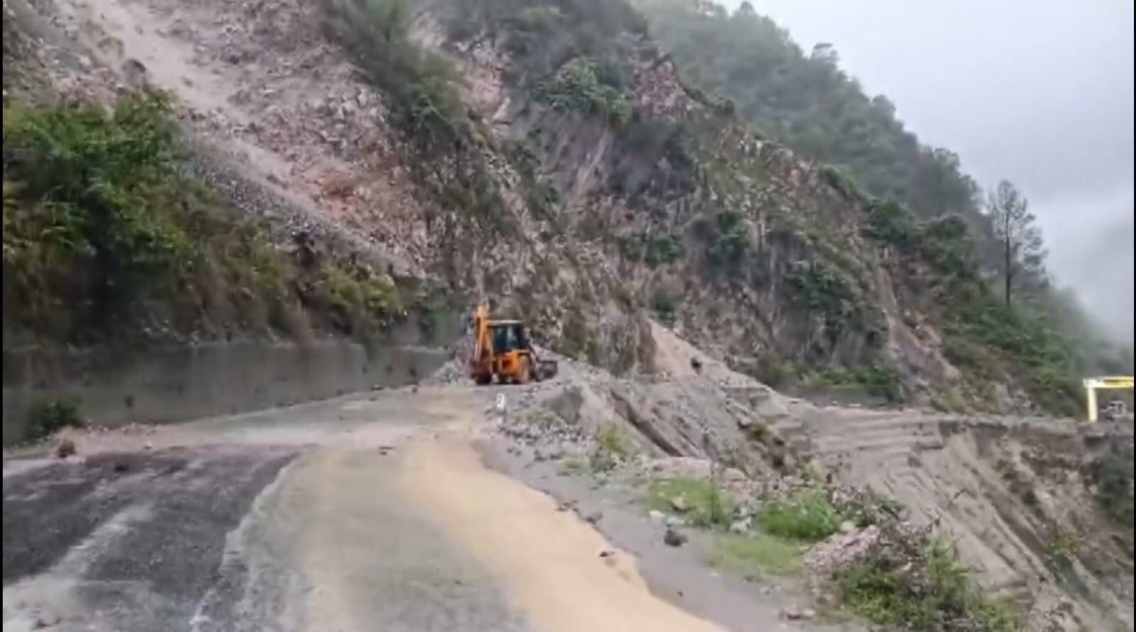 सोनप्रयाग के पास भूस्खलन से बाधित केदारनाथ मार्ग