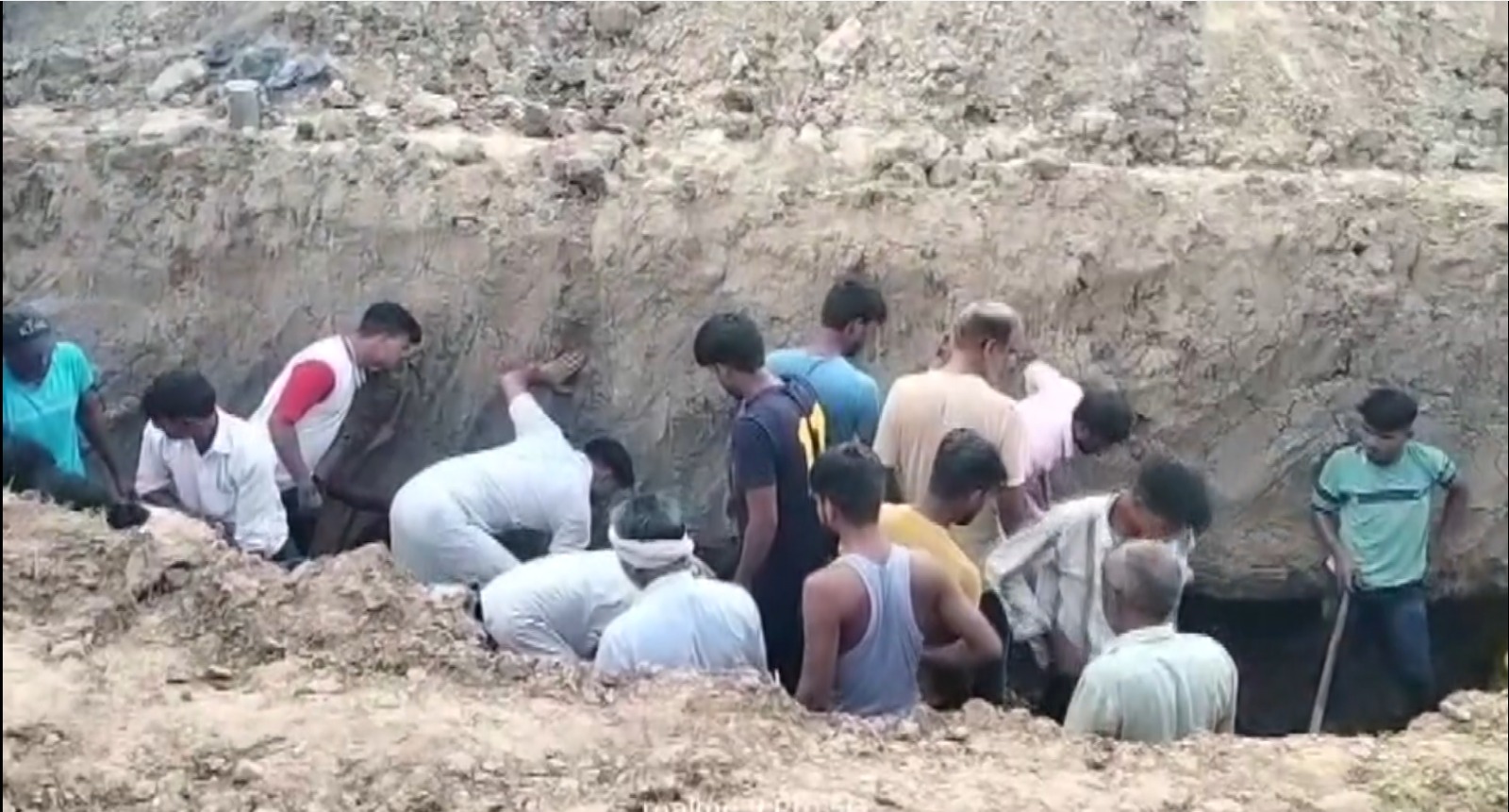 भरतपुर में पाइपलाइन खुदाई के दौरान मिट्टी धंसने से दो लोगों की मौत