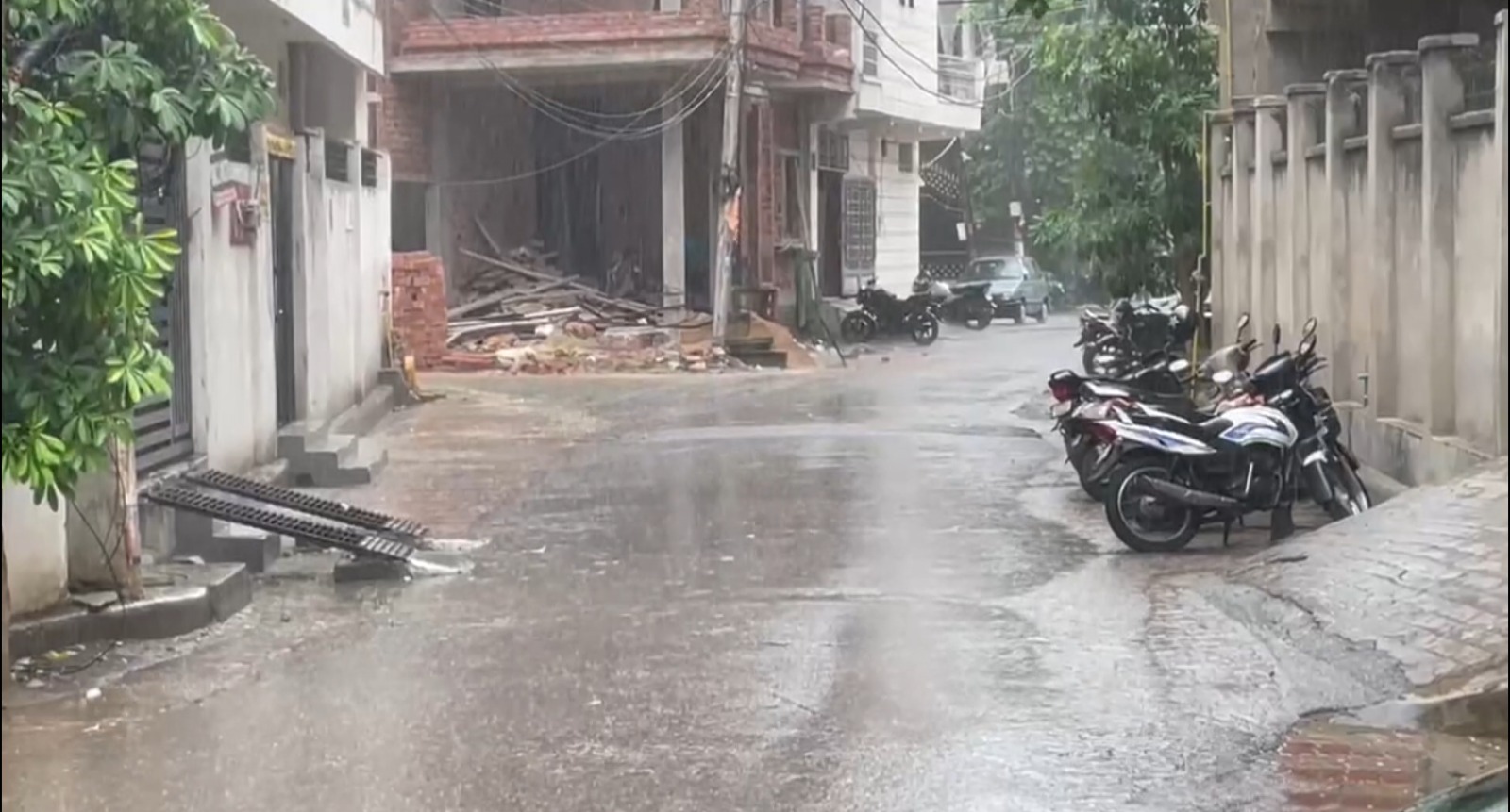 उत्तर प्रदेश: महज दो घंटे की बारिश से वाराणसी में कई जगहों पर पानी भरा