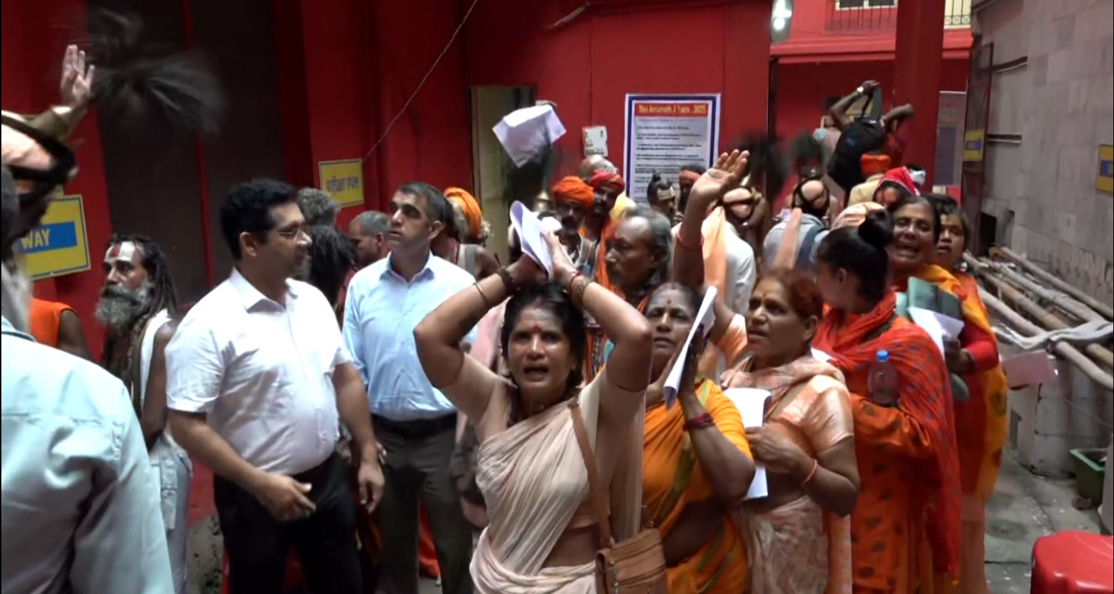 अमरनाथ यात्रा के लिए जम्मू में बनाए गए काउंटर पर रजिस्ट्रेशन करवाने बड़ी संख्या में पहुंचे साधु