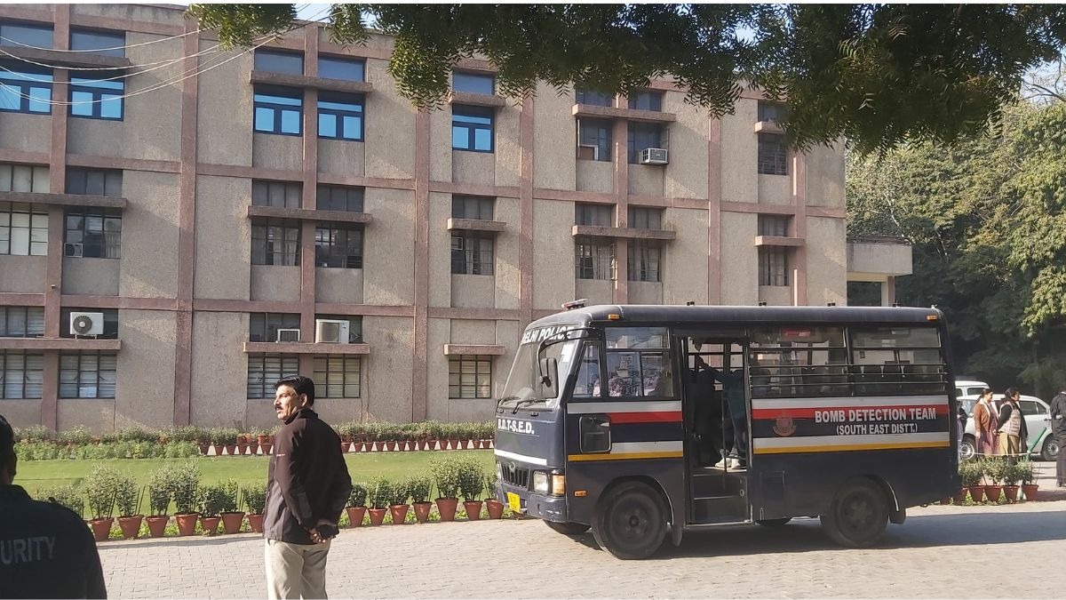 राजधानी दिल्ली में सुबह-सुबह 20 स्कूलों को मिली बम की धमकी