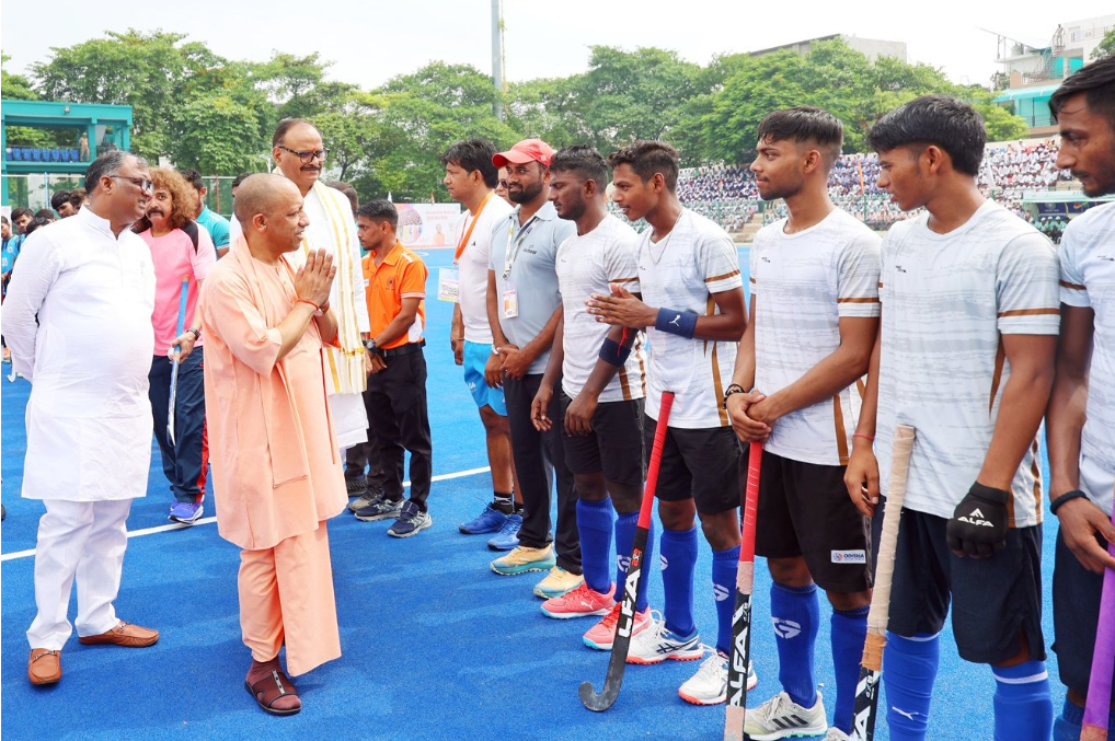 लखनऊ: ‘नेशनल स्पोर्ट्स डे’ पर CM योगी ने खेली हॉकी