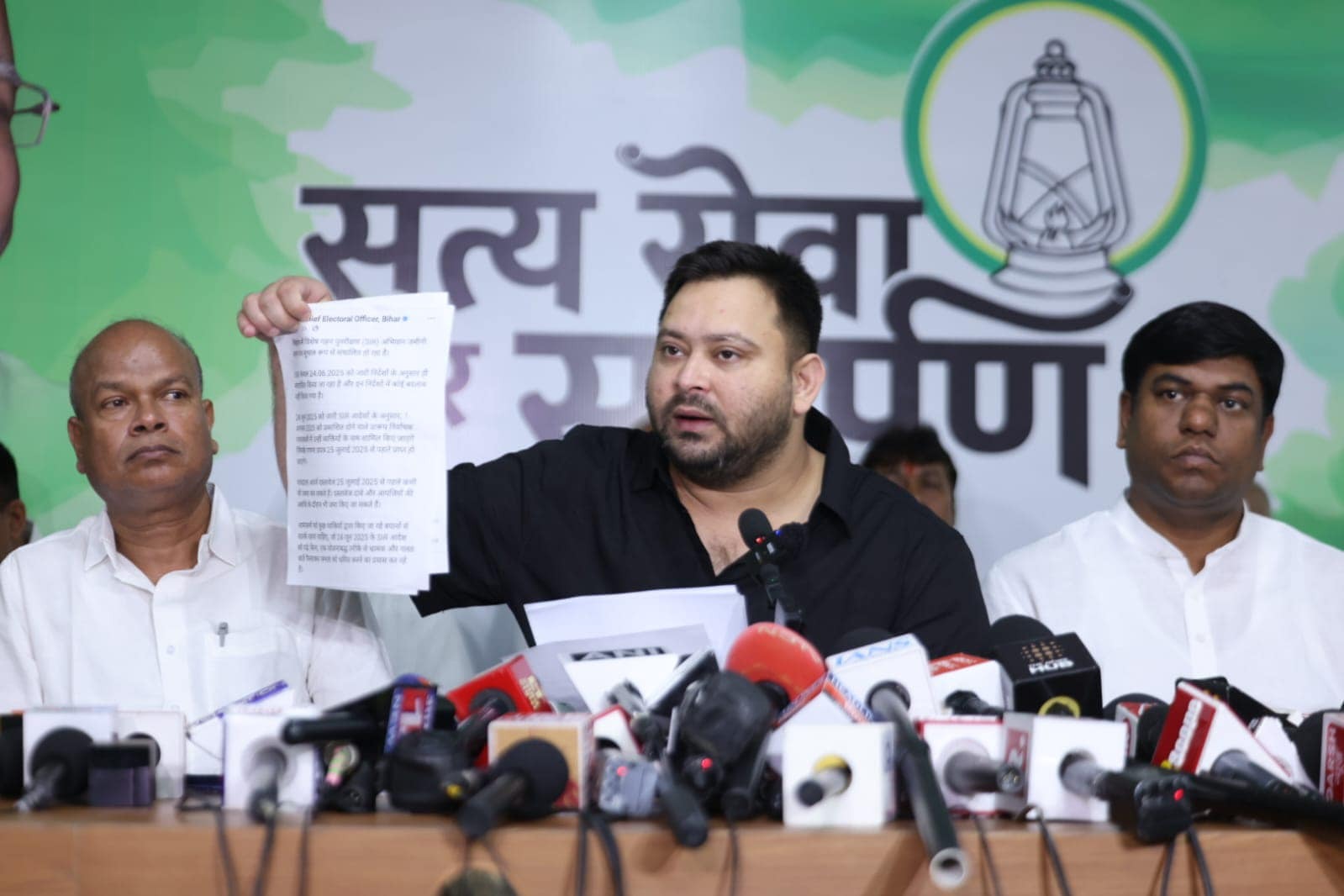 BIHAR VOTING LIST: तेजस्वी यादव का चुनाव आयोग पर गंभीर आरोप