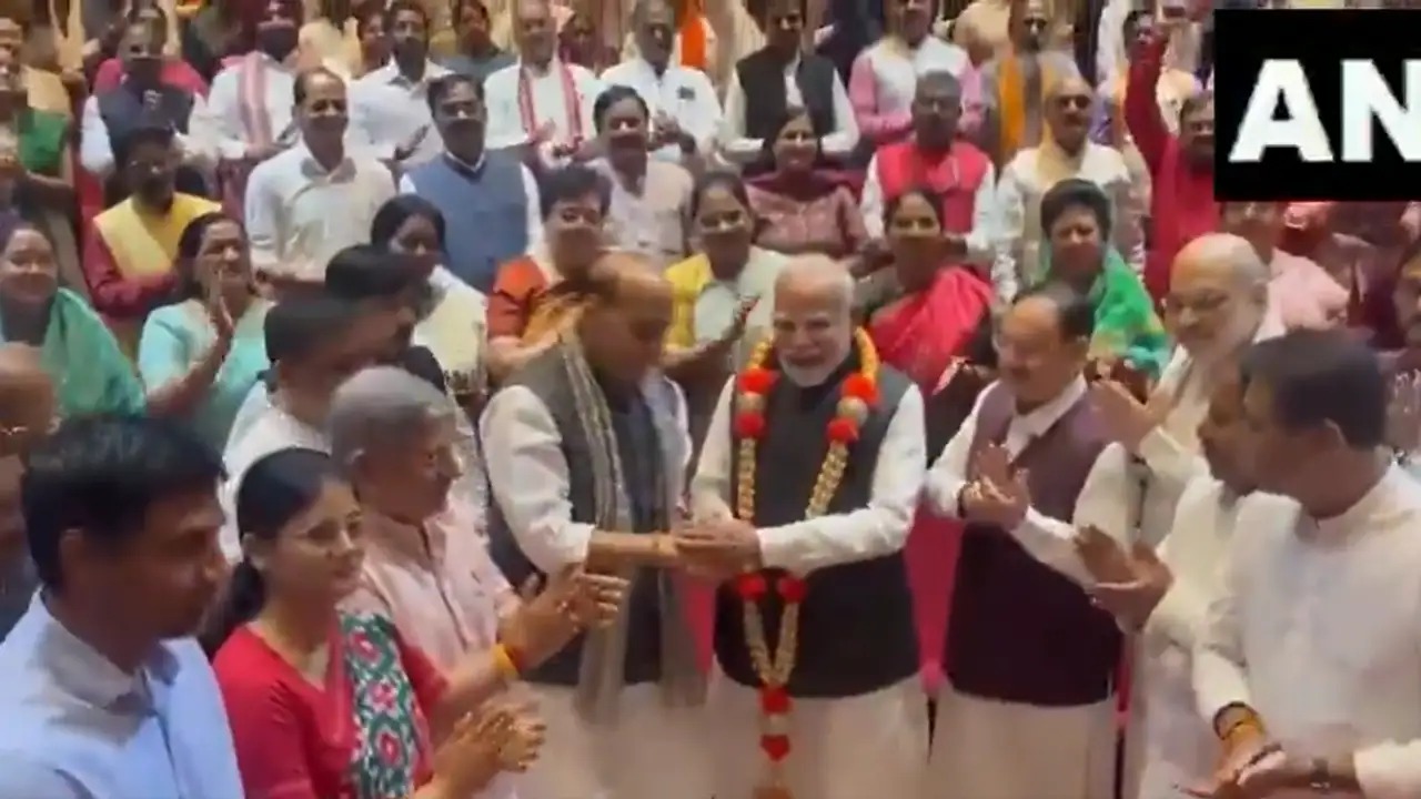 NDA संसदीय दल की बैठक में PM मोदी को किया गया सम्मानित