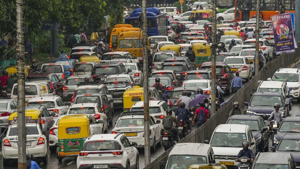 दिल्ली-एनसीआर में भारी बारिश से जाम