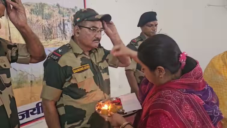 जैसलमेर: PAK बॉर्डर पर BSF जवानों को महिलाओं ने बांधी राखी