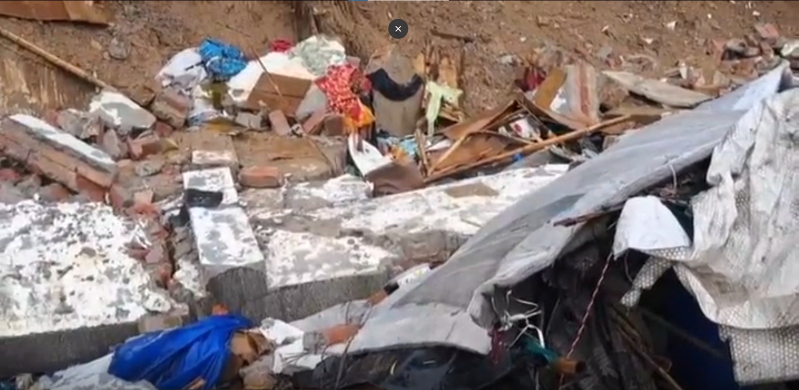 भारी बारिश के कारण दिल्ली के जैतपुर में गिरी दिवार