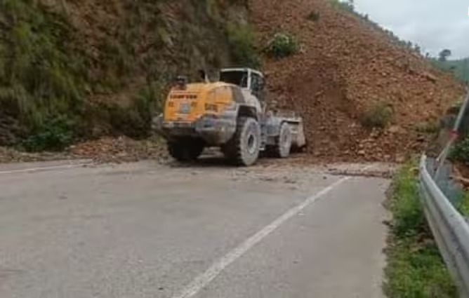 केदारनाथ हाईवे के जवारी Bypass पर हुआ भूस्खलन