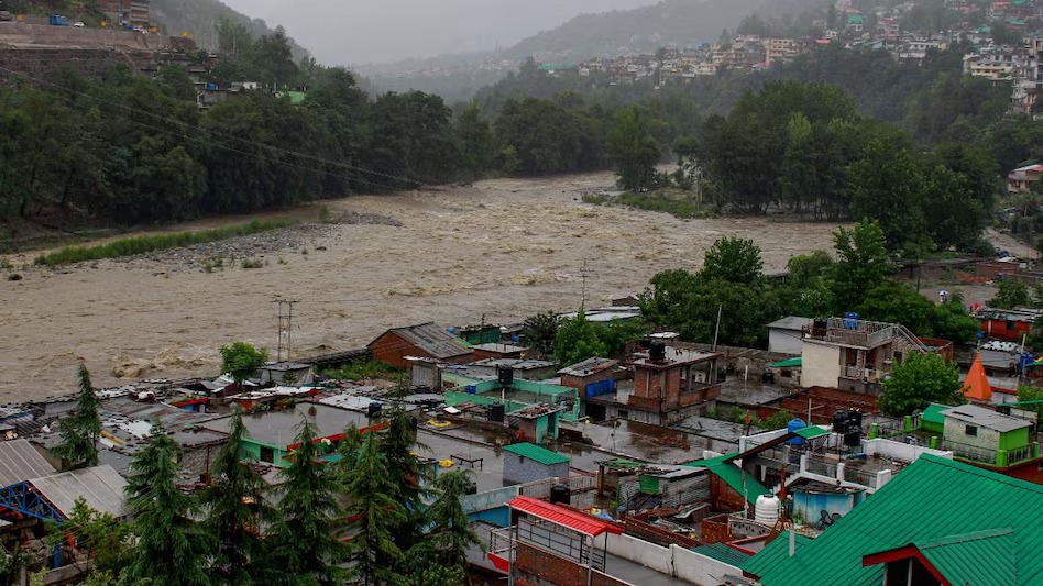 मनाली में भारी बारिश से बहीं कई दुकानें