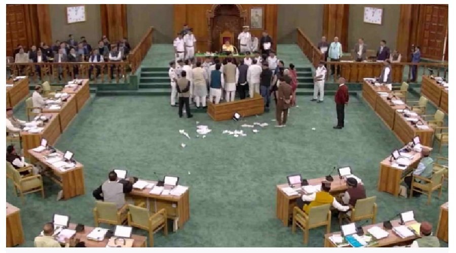 उत्तराखंड विधानसभा में विपक्ष के नेताओं ने बिताई रात