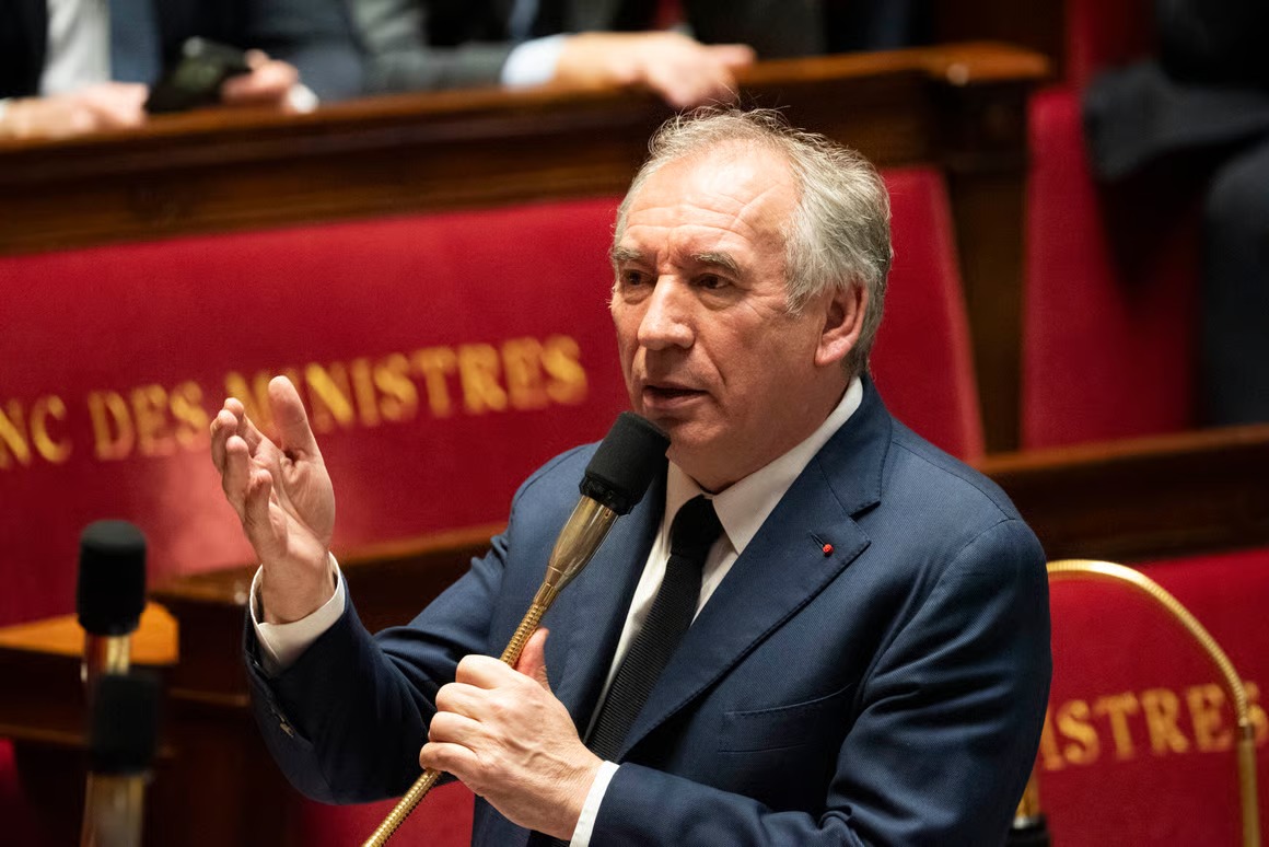 फ्रांस में एक बार फिर गिर गई सरकार