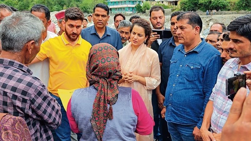 कंगना ने मनाली में किया आपदा प्रभावित क्षेत्र का दौरा