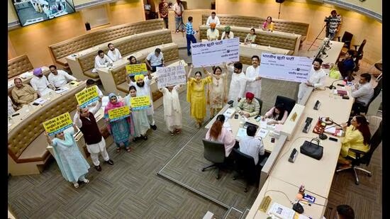 चंडीगढ़ नगर निगम की बैठक में हुआ हंगामा