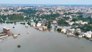 premanand ji maharaj: वृंदावन में भारी बारिश से दिखा बाढ़ का कहर!