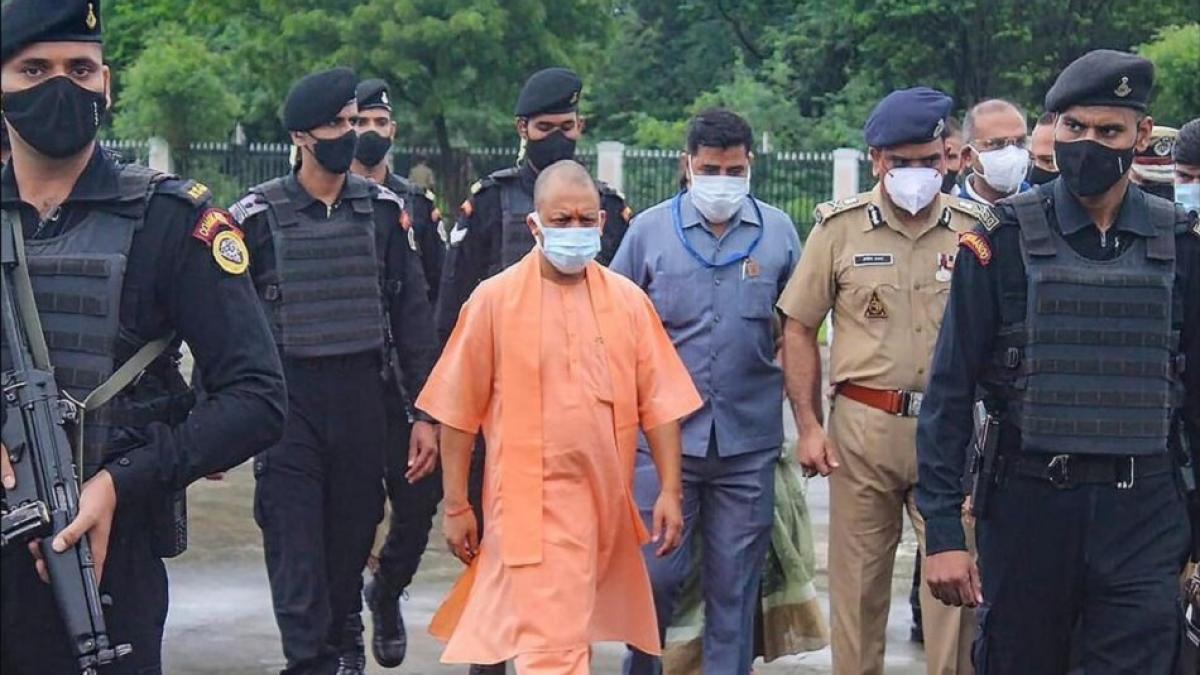 Security of CM Yogi: CM योगी आदित्यनाथ की सुरक्षा में बड़ी चूक