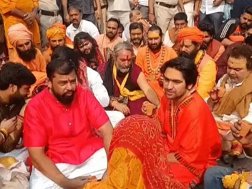 पलवल में सड़क पर बैठकर चाय पीते दिखे धीरेंद्र शास्त्री