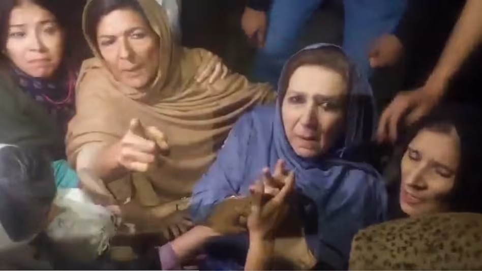 पूर्व PAK पीएम की बहनों से बदसलूकी