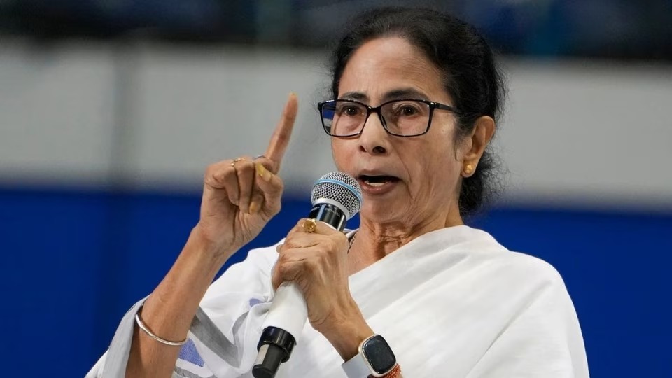 WEST BENGAL: CM ममता ‘दीदी’ ने क्यों रोक दी कोलकाता मेट्रो की रफ्तार ?