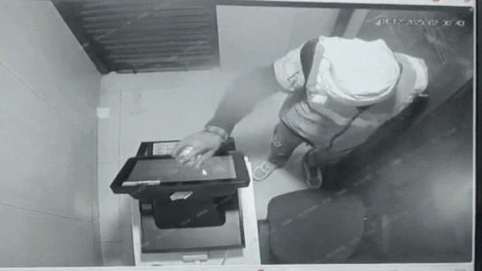 बदमाशों ने CCTV पर छिड़का स्प्रे, उखाड़ी मशीन