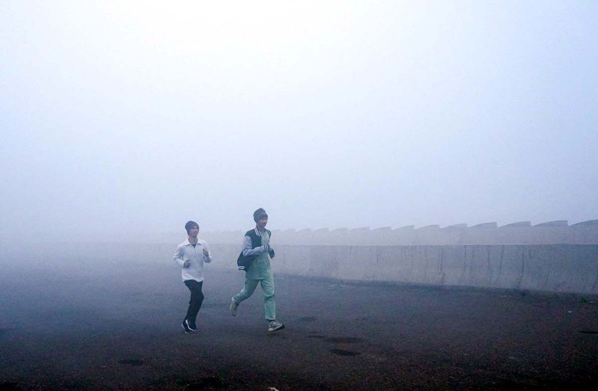 दिल्ली-NCR में घना कोहरा और बारिश का अलर्ट