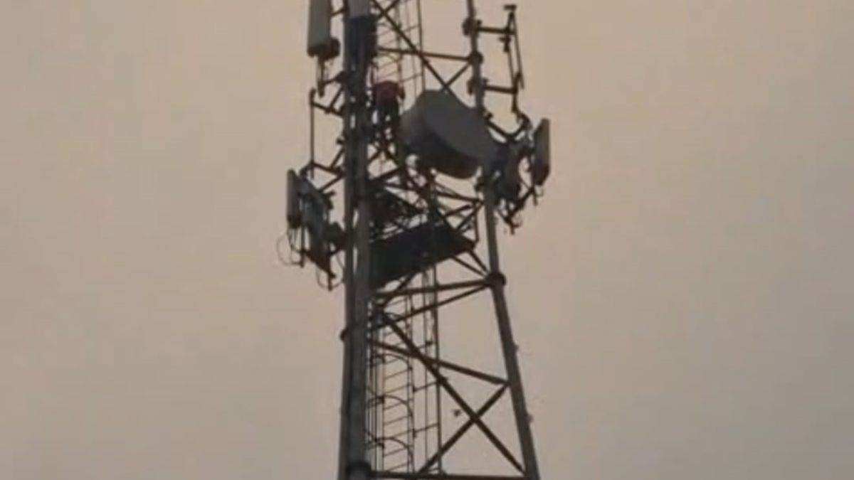 शख्स ने टेलीकॉम टावर पर चढ़कर काटा बवाल