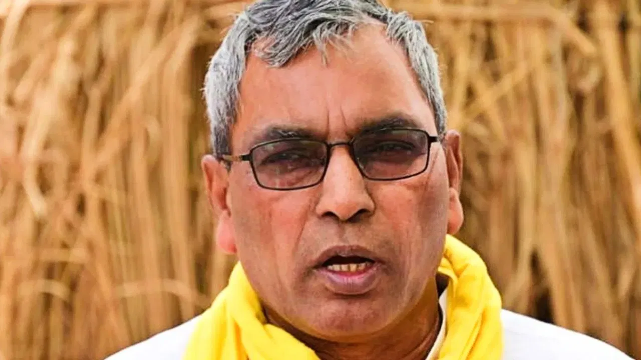 Blue uniform-yellow shoulder tag: नीली वर्दी, कंधे पर पीला टैग, कमांडर-DSP के पद