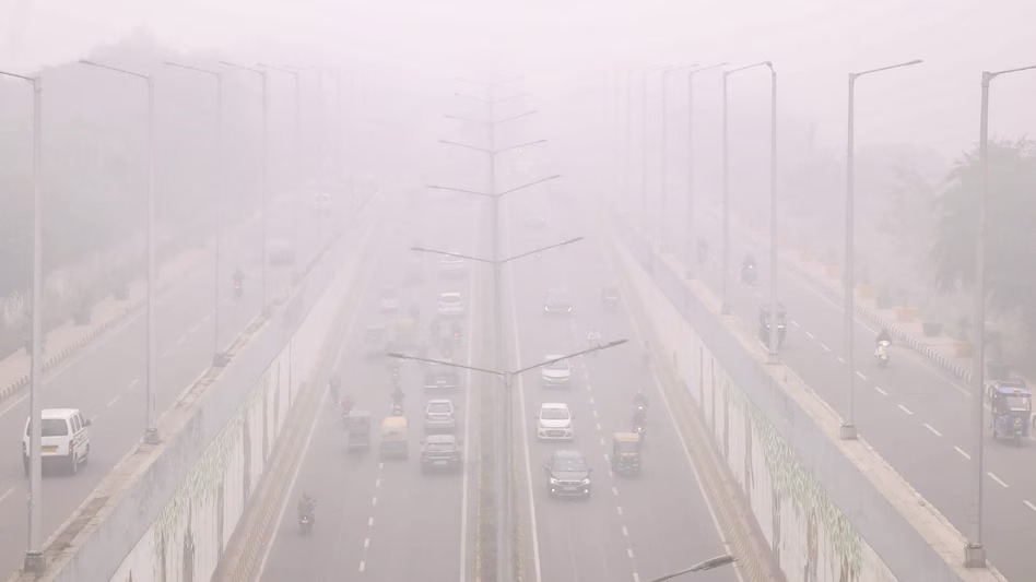 घने कोहरे की मोटी चादर ने दिल्ली-NCR को घेरा