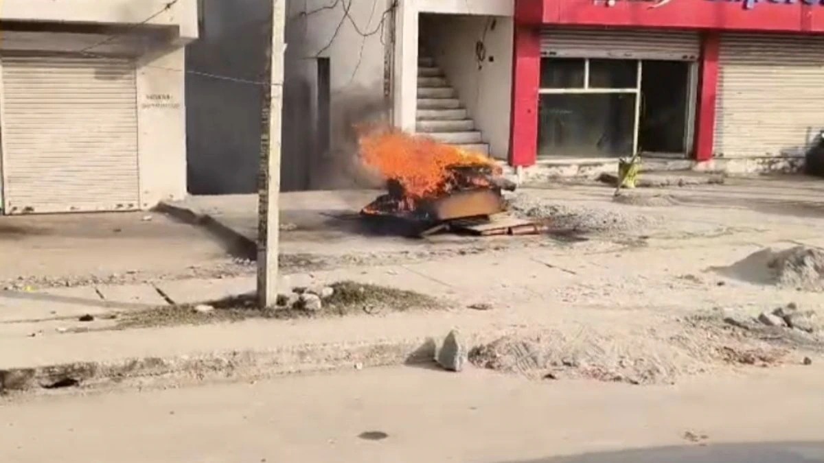 पेट्रोल पंप मालिक ने पत्नी से झगड़े में सड़क पर फेंका घरेलू सामान