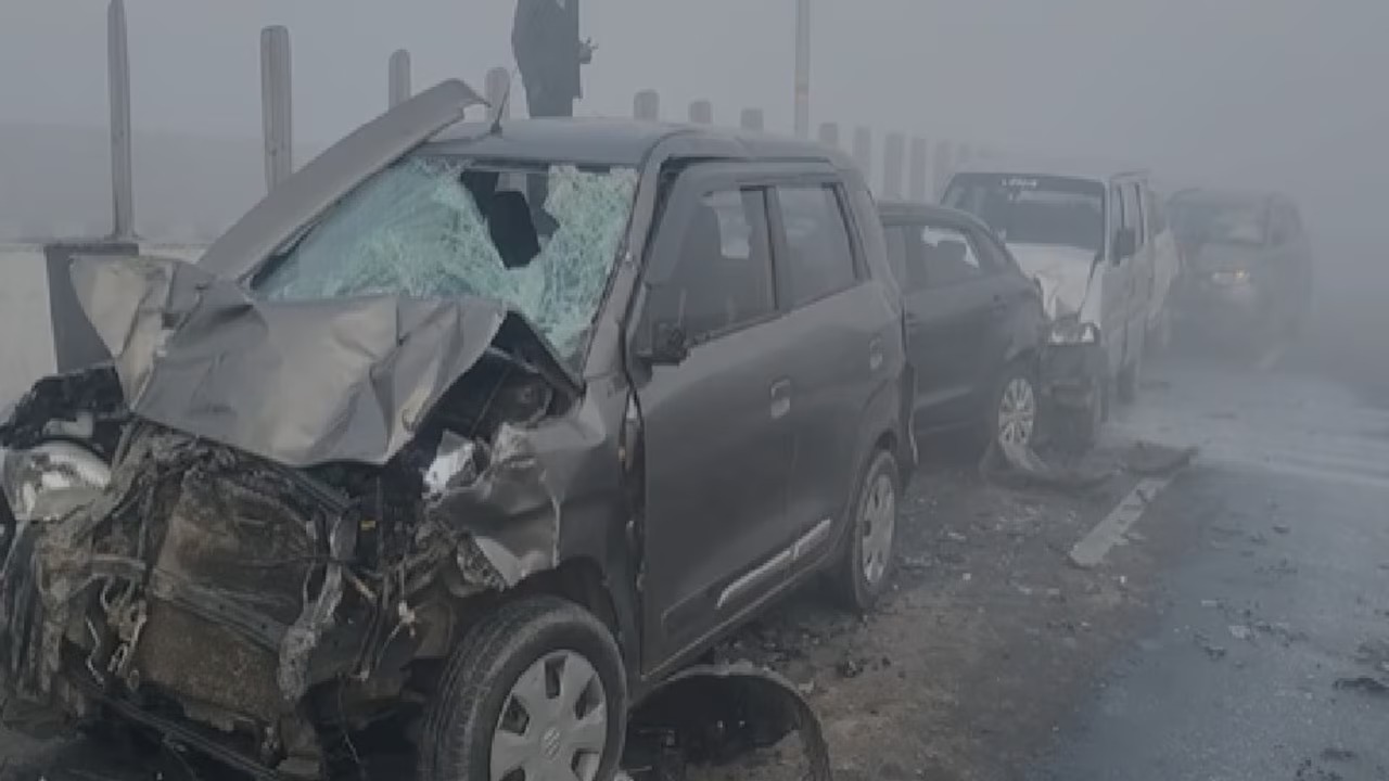घने कोहरे के कारण बागपत में एक के बाद एक भिड़े 14 वाहन