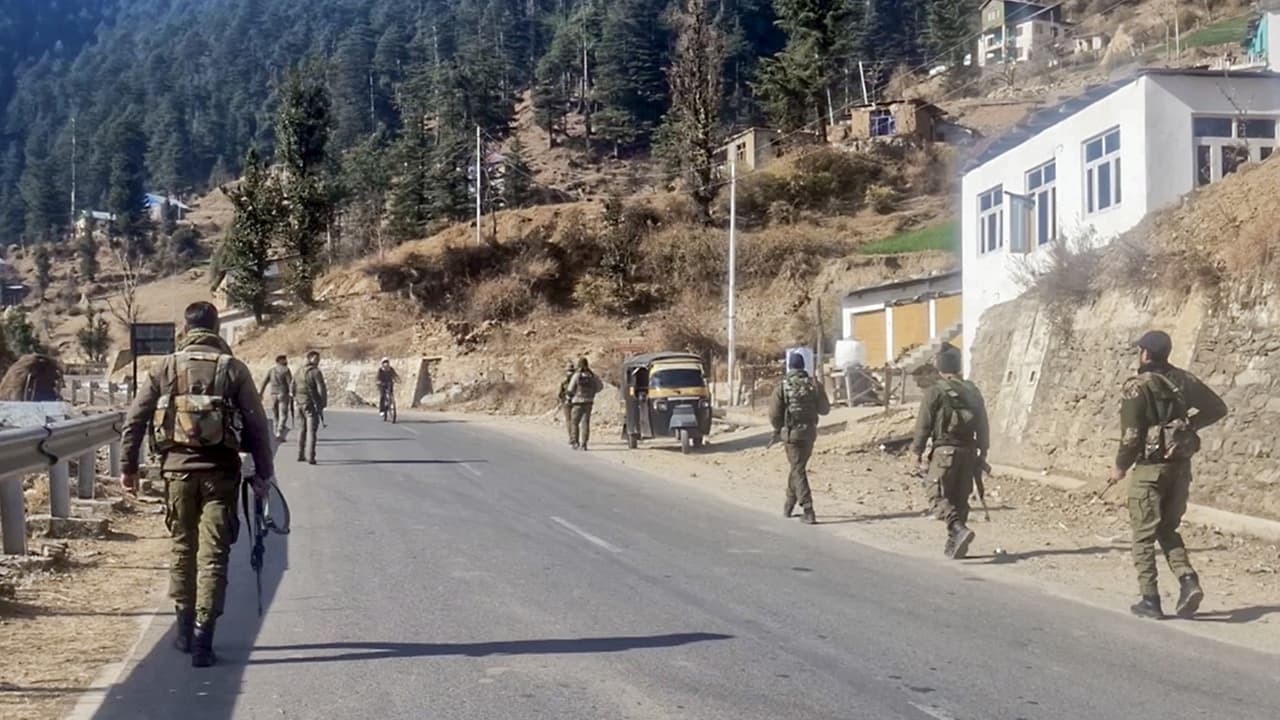 डोडा में गहरी खाई में गिरा सेना का वाहन