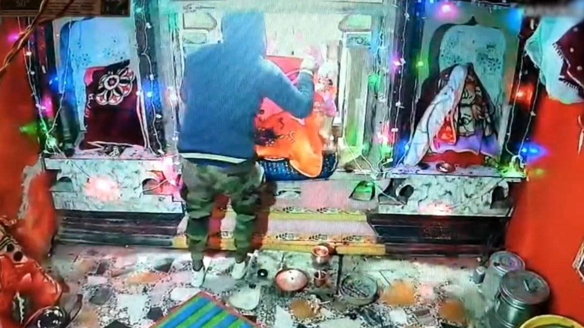 मंदिर में चोरी कर भगवान के सामने हाथ जोड़कर मांगी माफी