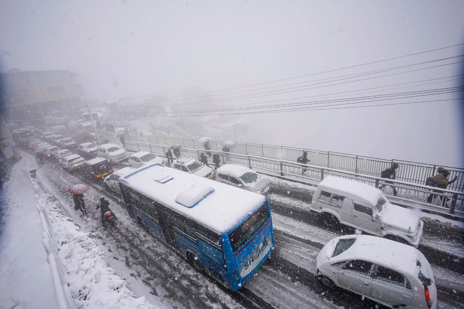 पहाड़ों पर बर्फबारी और मैदानी इलाकों में बारिश