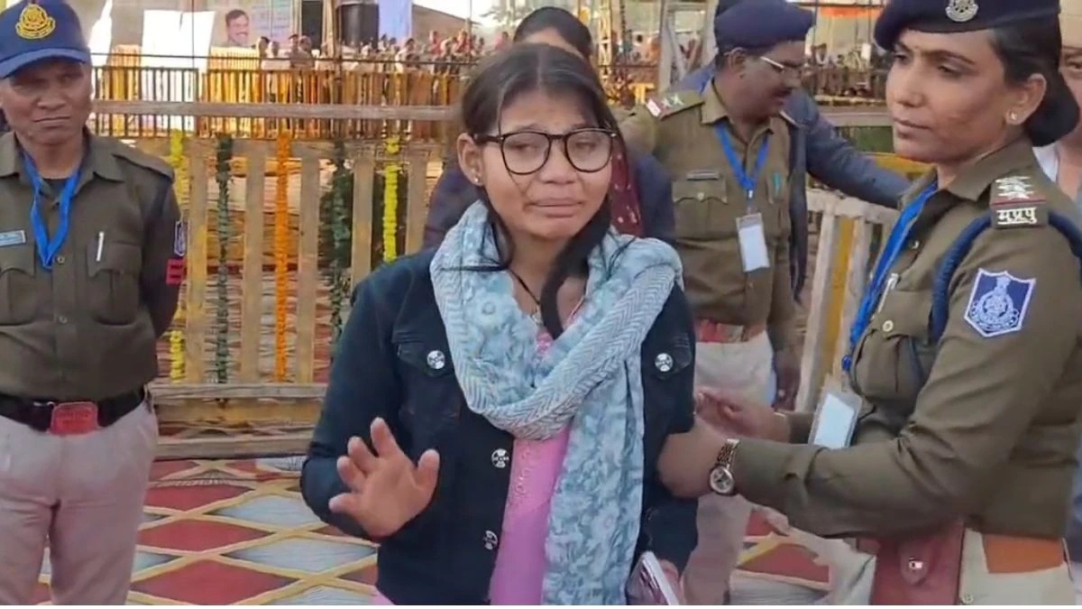 CM तक नहीं पहुंची फरियाद तो फूट-फूटकर रो पड़ी छात्रा