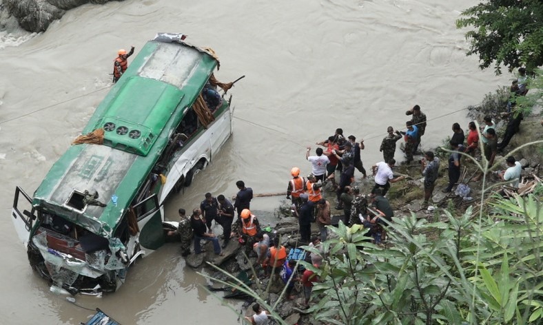 नेपाल में त्रिशूली नदी में गिरी यात्री बस