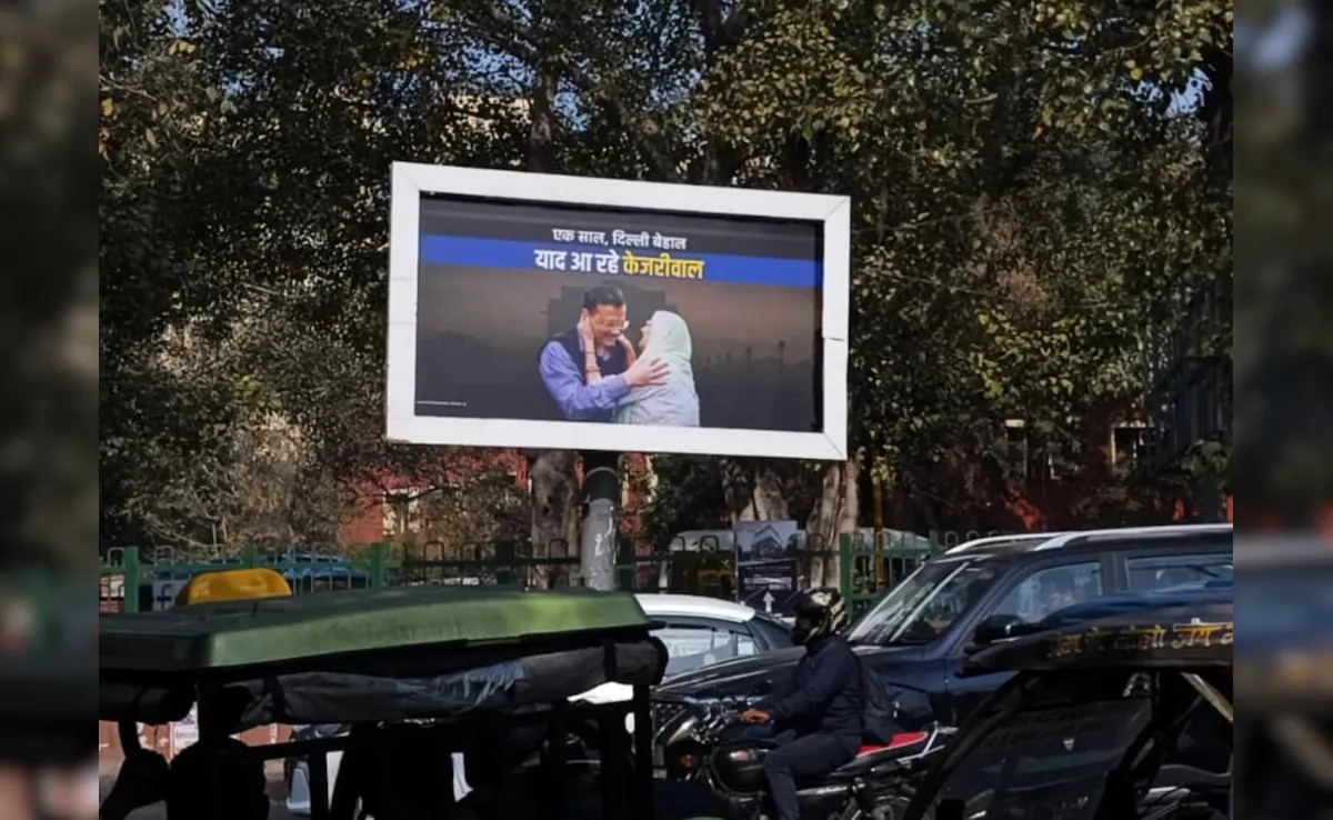 दिल्ली में लगे याद आ रहे केजरीवाल के पोस्टर, BJP सरकार का एक साल पूरा