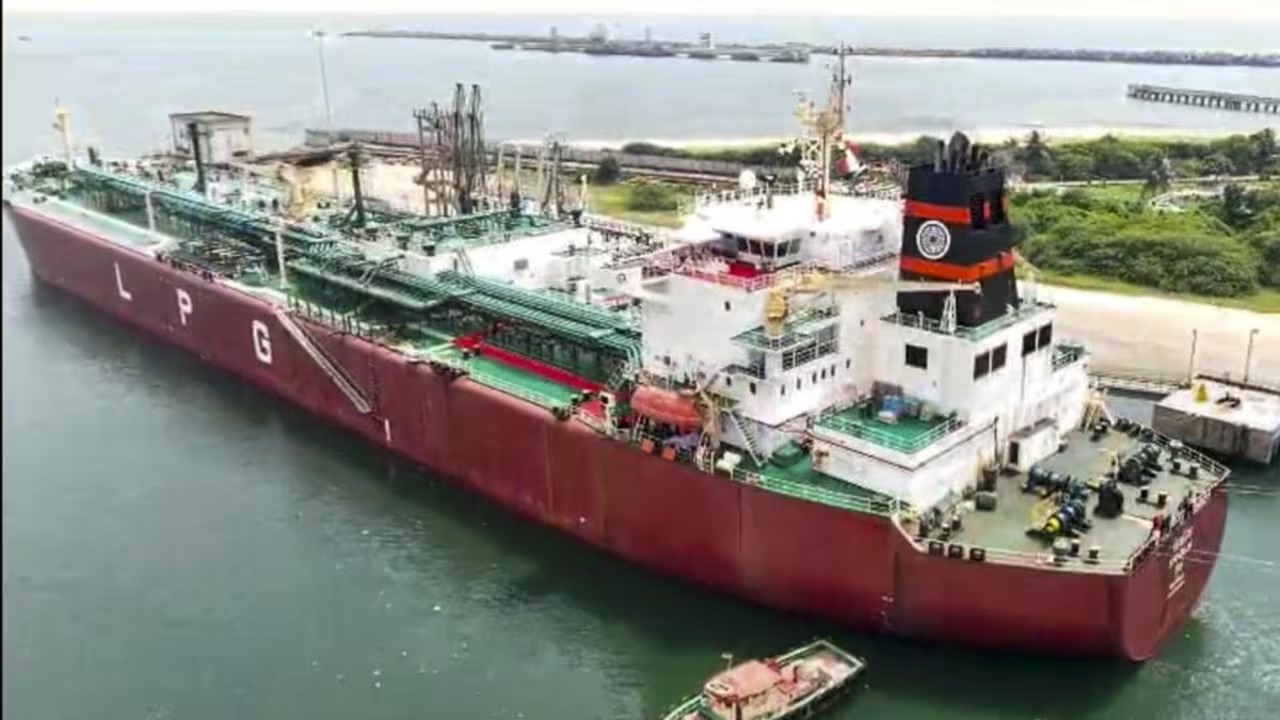 45 हजार मीट्रिक टन LPG लेकर आ रहा शिवालिक, अब दूर होगा भारत में गैस संकट ! 1 45 हजार मीट्रिक टन LPG लेकर आ रहा शिवालिक