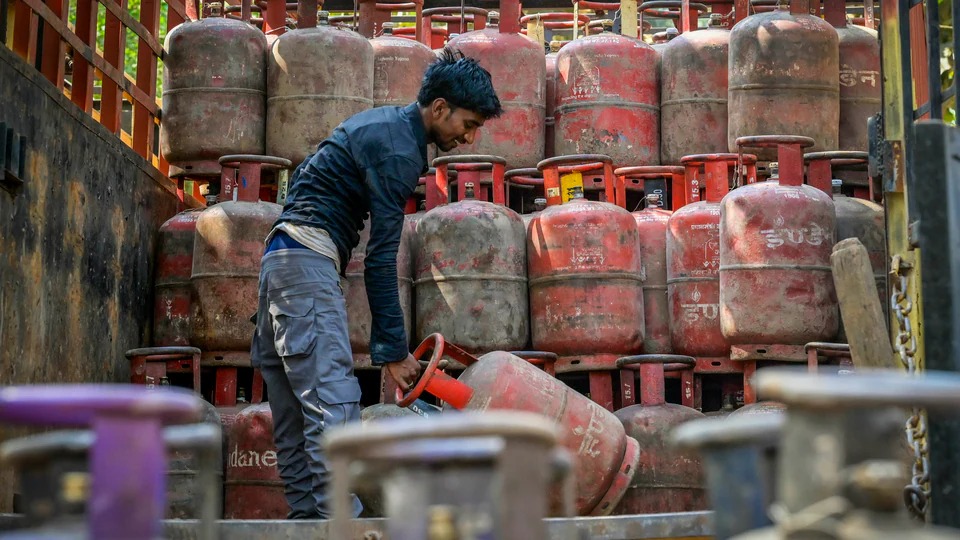 भारत में दिखने लगा जंग का असर, LPG संकट के बीच बढ़ने लगी महंगाई