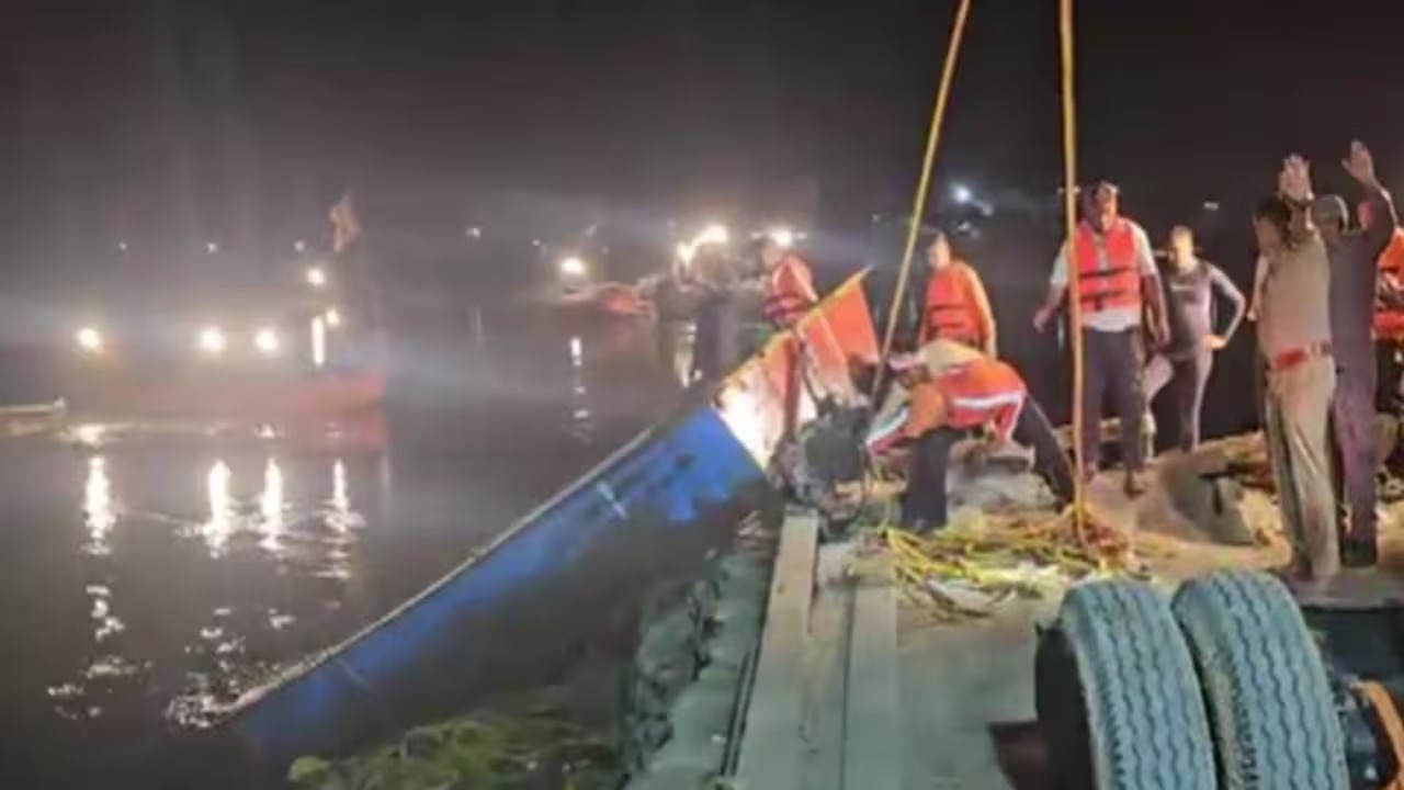 वृंदावन: कई घंटों बाद बाहर निकाला गया यमुना में डूबा स्टीमर