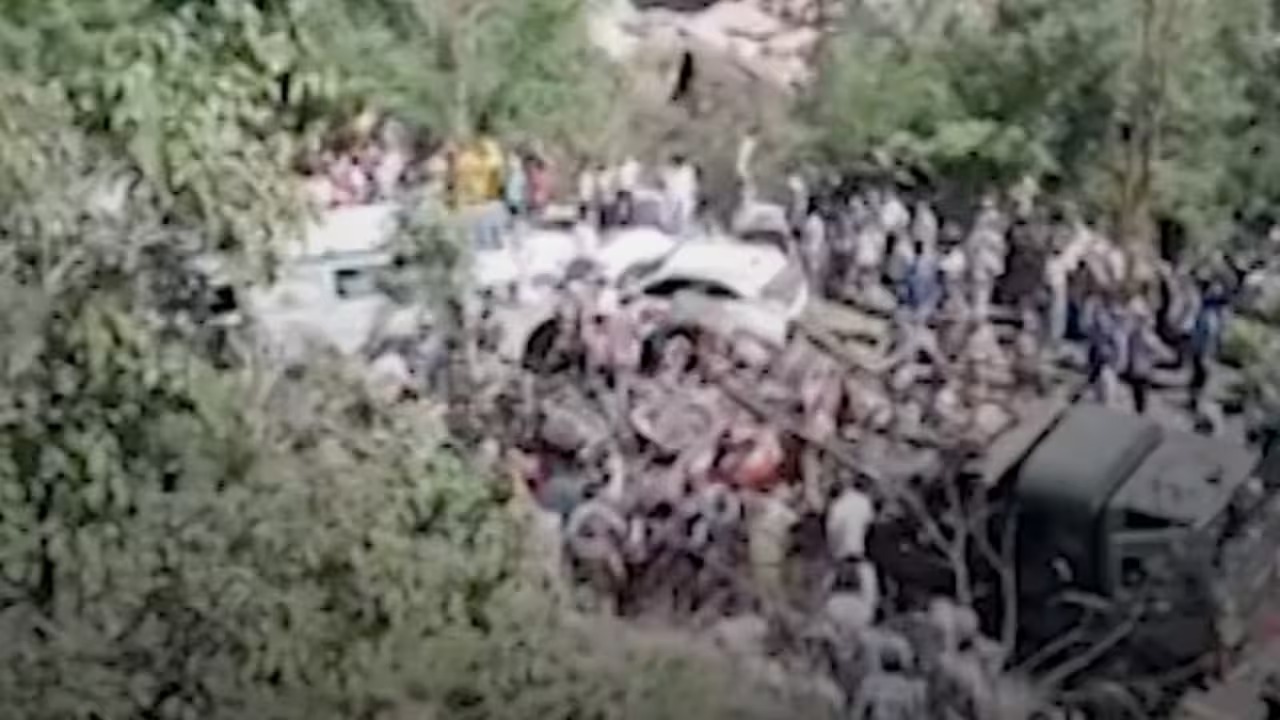 जम्मू: पहाड़ से गिरी यात्रियों से भरी बस, अब तक 16 लोगों की मौत
