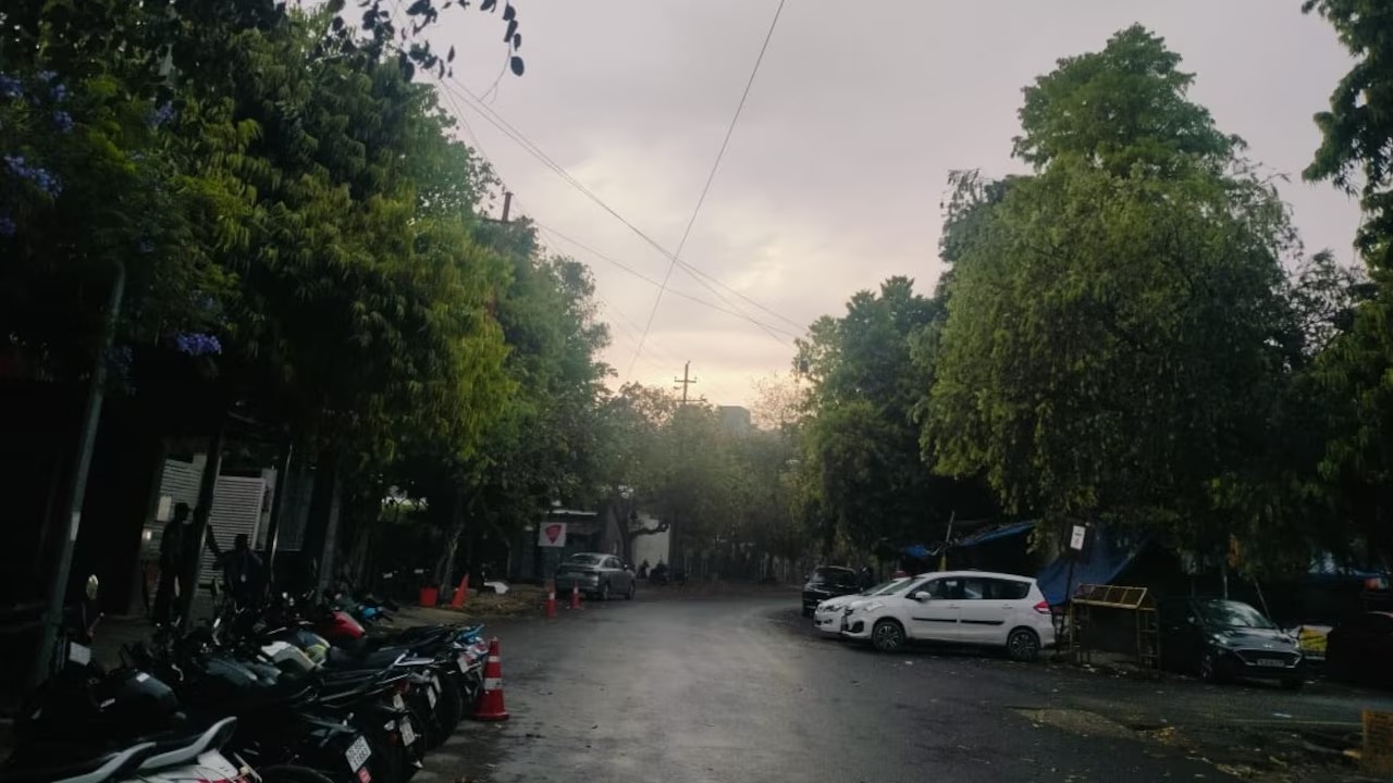 दिल्ली-एनसीआर में तेज हवाओं के साथ हुई बारिश, कई इलाकों में गिरे ओले