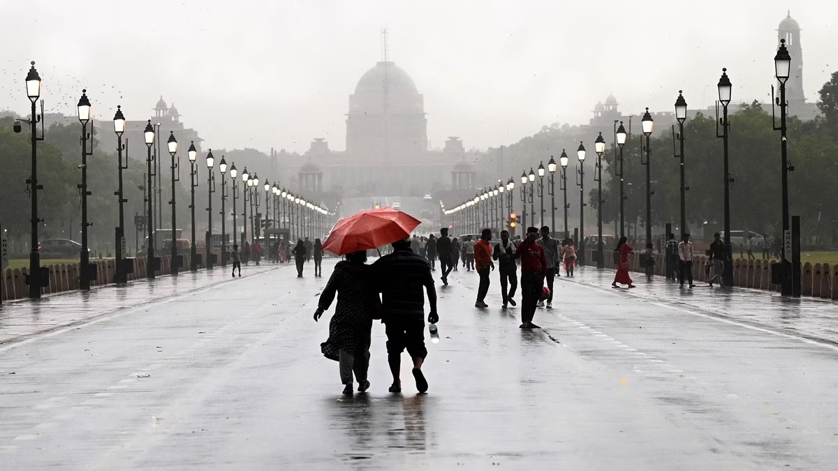 उमस के बीच दिल्ली में बदलेगा मौसम का मिजाज, बारिश के साथ तेज हवाओं की आशंका