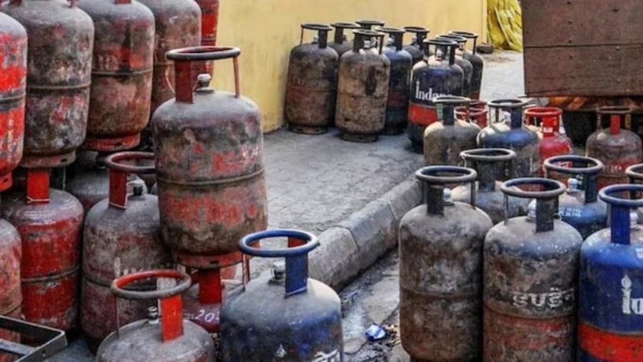 महंगा हो गया LPG सिलेंडर, मई के पहले दिन पड़ी महंगाई की मार