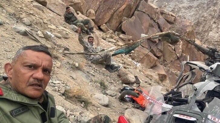 लेह में हेलीकॉप्टर क्रैश, हादसे के बाद मेजर जनरल ने ली सेल्फी