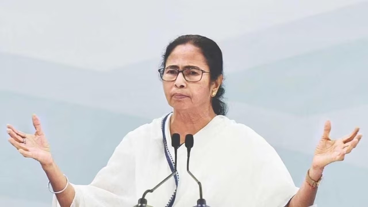 ममता बनर्जी को तगड़ा झटका, भवानीपुर से पीछ चल रही 'दीदी'