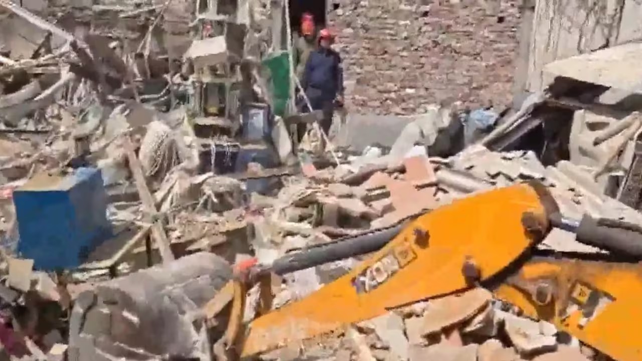 दिल्ली: सिलेंडर ब्लास्ट के बाद गिरी बिल्डिंग, तीन लोग रेस्क्यू, मलबे में फंसा है शख्स 2 दिल्ली: सिलेंडर ब्लास्ट के बाद गिरी बिल्डिंग